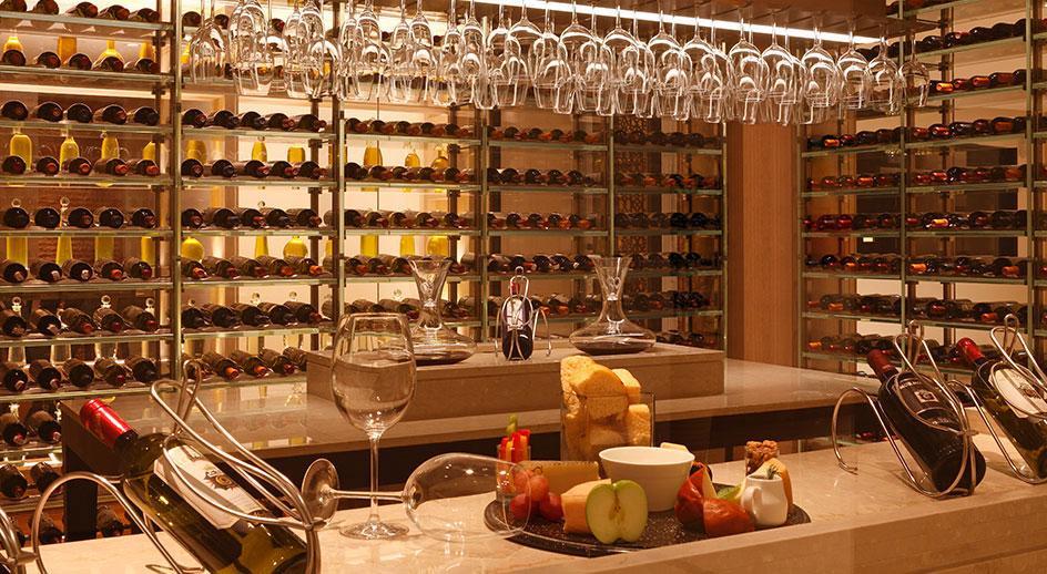 Hotel Trident Hyderabad Esterno foto Wine bar