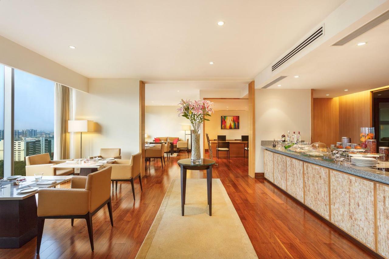 Hotel Trident Hyderabad Esterno foto The Club lounge at Hong Kong International Airport